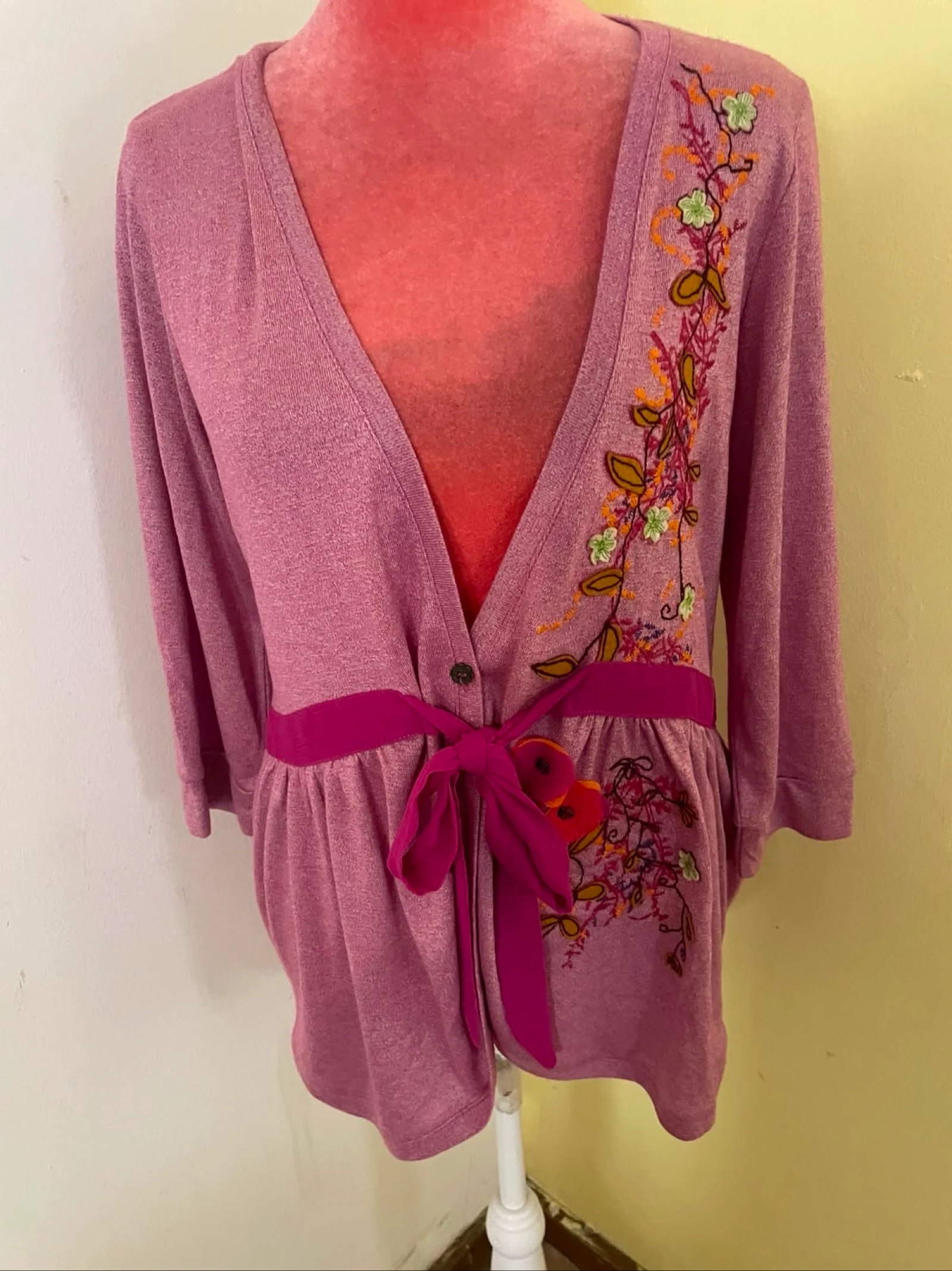Cardigan Boho Rosa Lilás com Bordado Floral e Cinto Fúcsia 